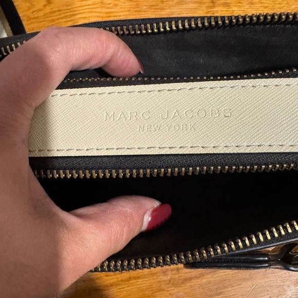 Marc Jacobs Stylish Cream and Black Crossbody Bag - Picture 7 of 14